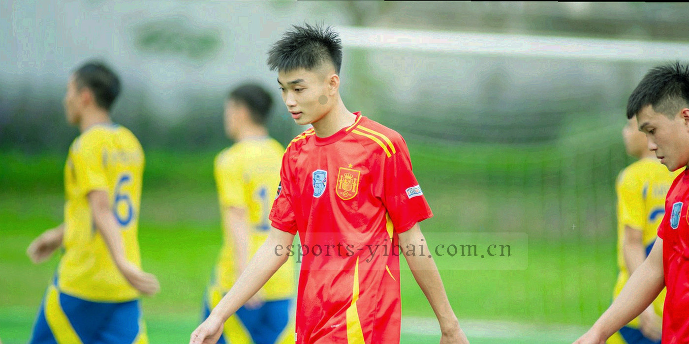 两个客户端版本号并排对比的界面示意，左侧标注低于 3.2.1，右侧标注已修复